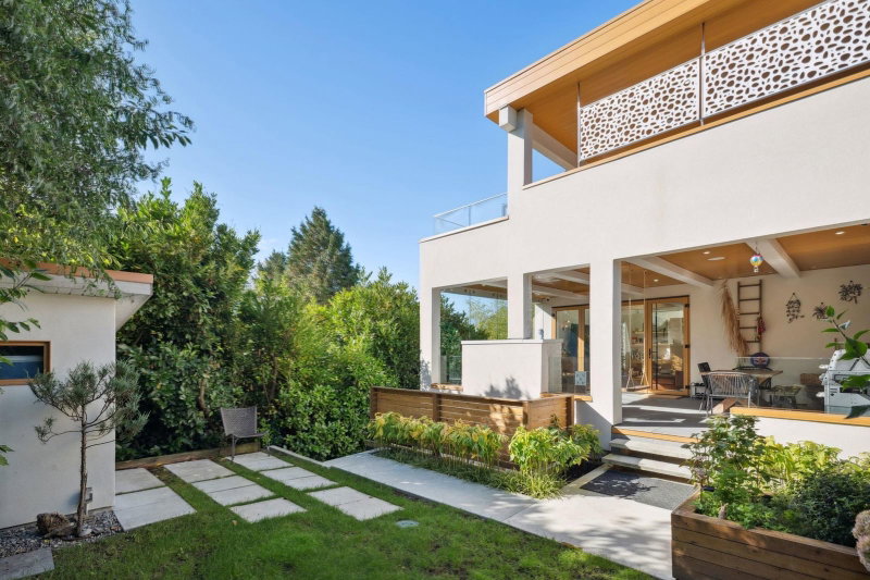 828 Stevens Street