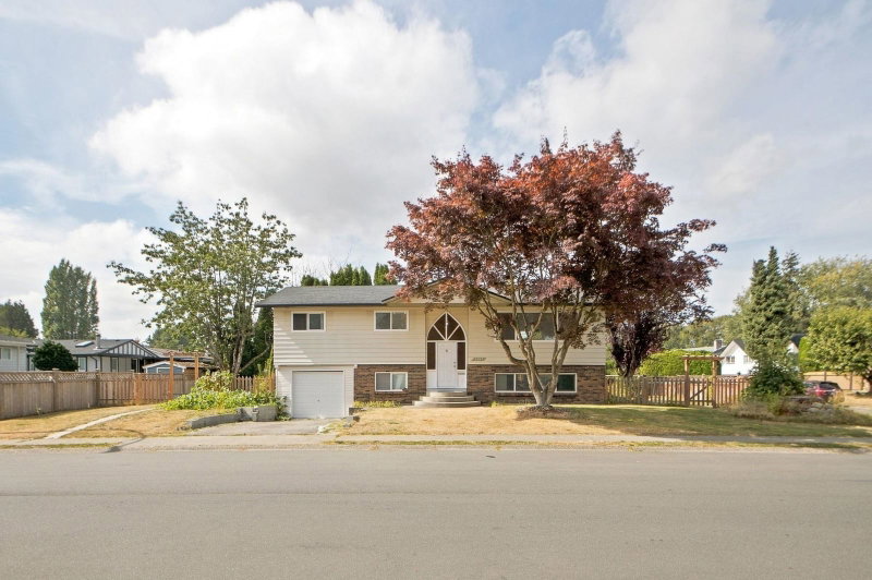 7567 114 Street