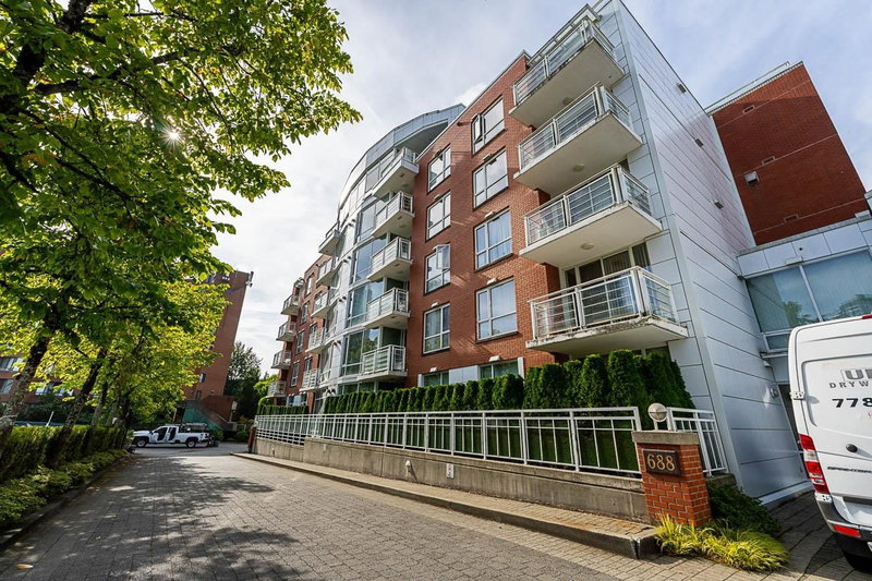 405 - 688 Fairchild Road