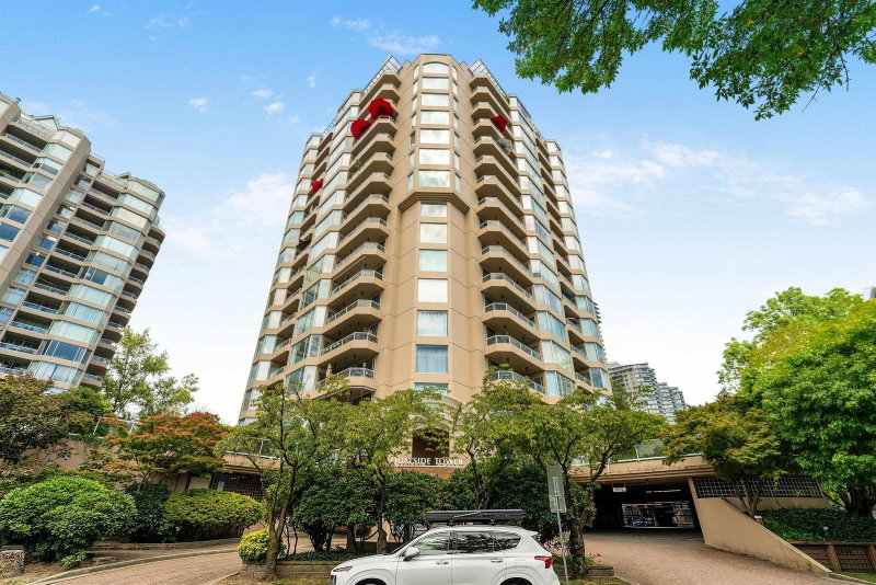 1206 - 1045 Quayside Drive