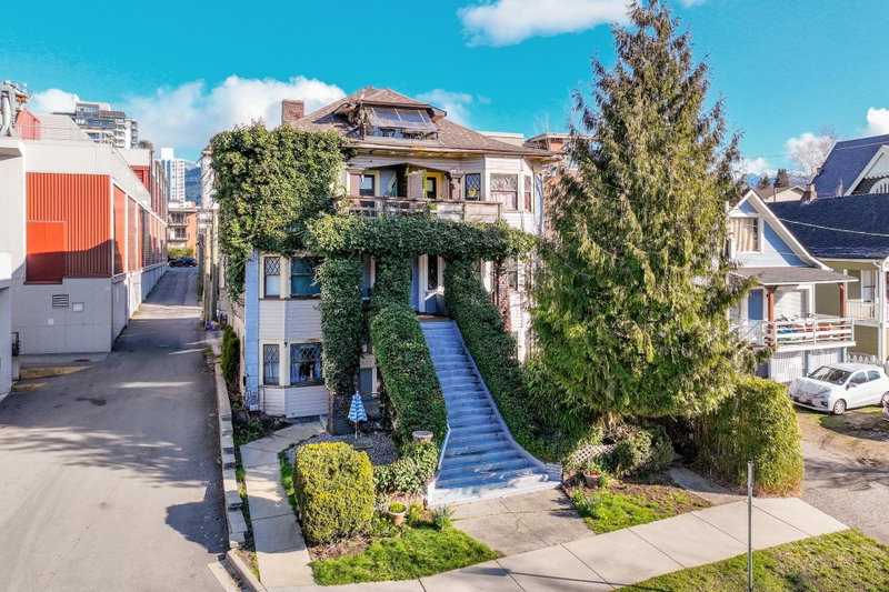 160 10th Street E