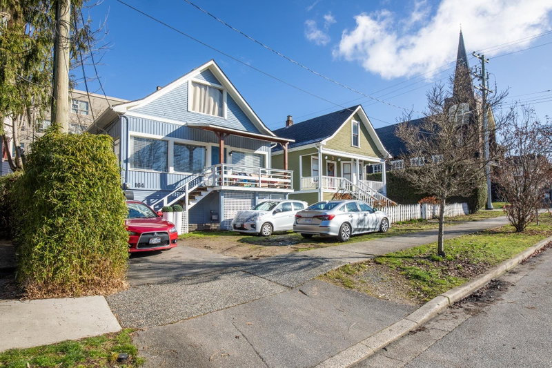 164 10th Street E