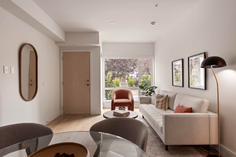 207 - 378 45th Avenue W