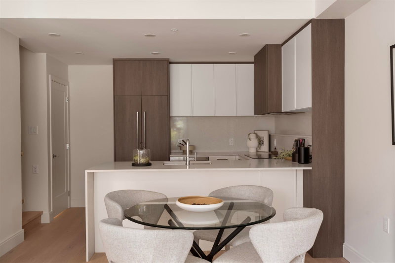 207 - 378 45th Avenue W