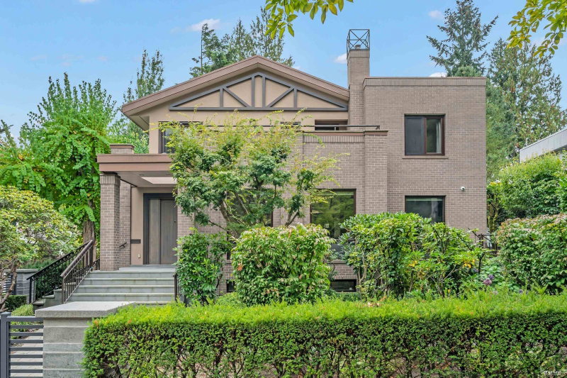 1112 W 38th Avenue