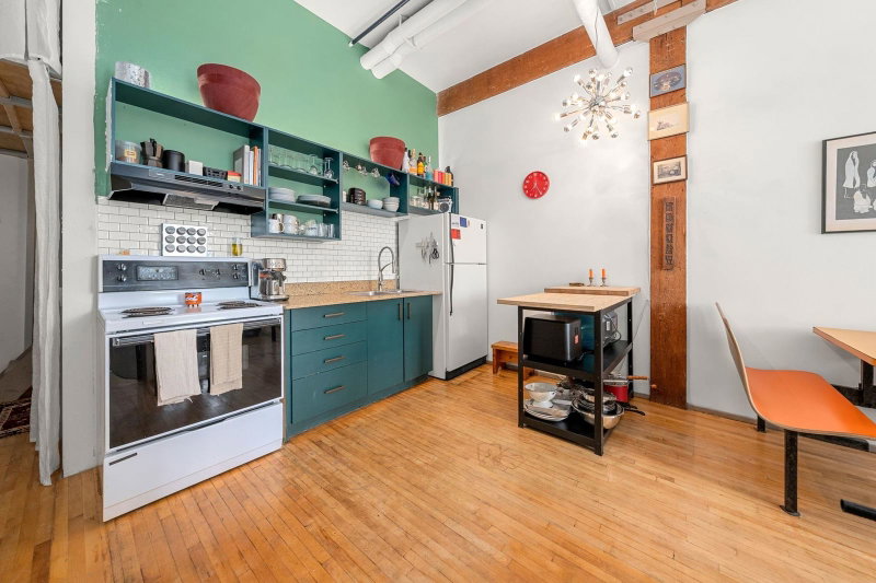 120 - 2556 Hastings Street E