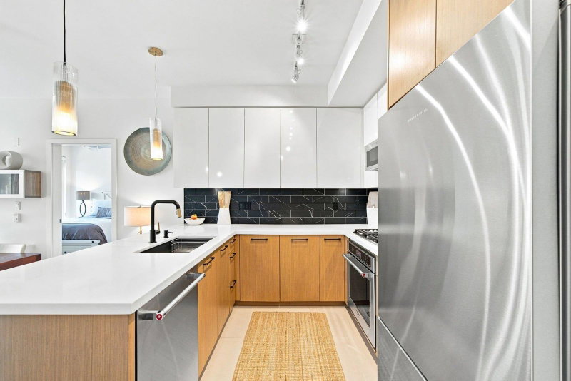 318 - 22 Royal Avenue E