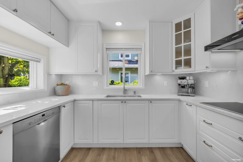 5 - 1233 16th Street W