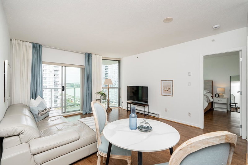 1407 - 14 Begbie Street