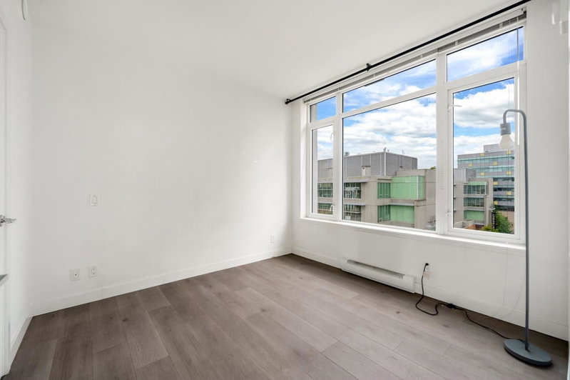 907 - 200 Nelson's Crescent