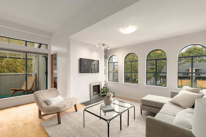 301 - 700 Pender Street E