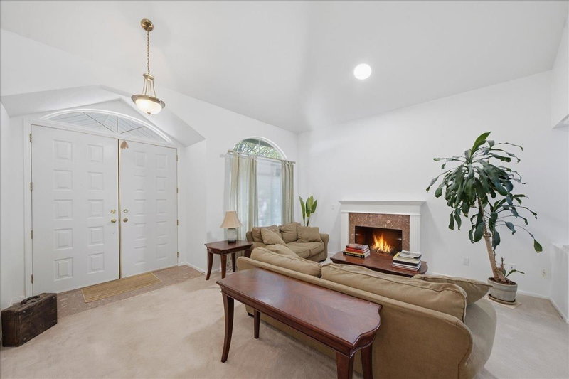 1594 Plateau Crescent
