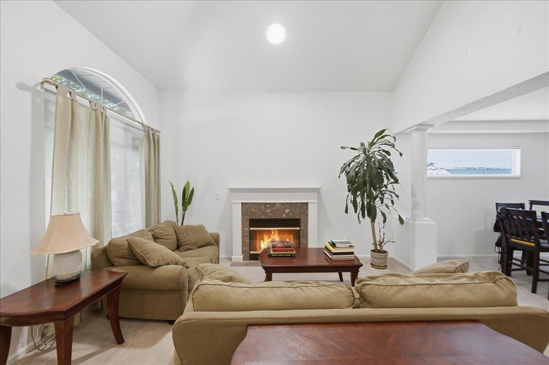 1594 Plateau Crescent