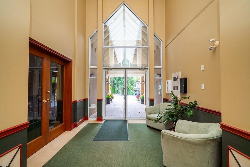 207 - 678 Queens Road W