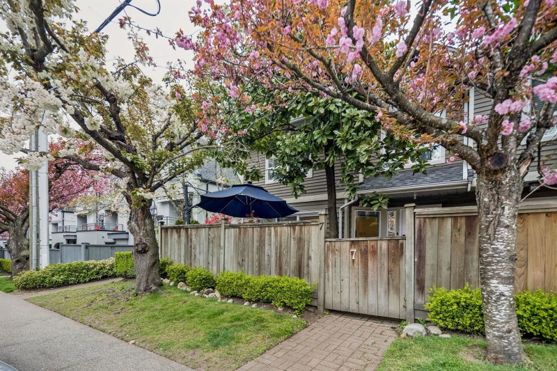 7 - 848 16th Street W