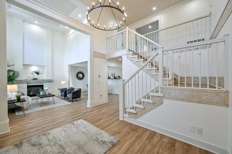 9709 Crown Crescent