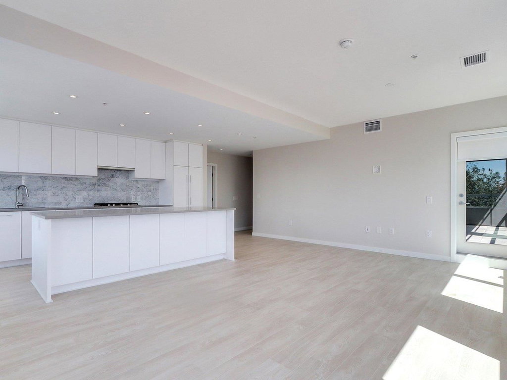 304 - 110 17th Street E 4