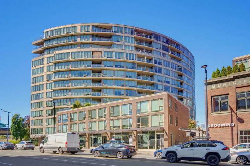 211 - 445 2nd Avenue W