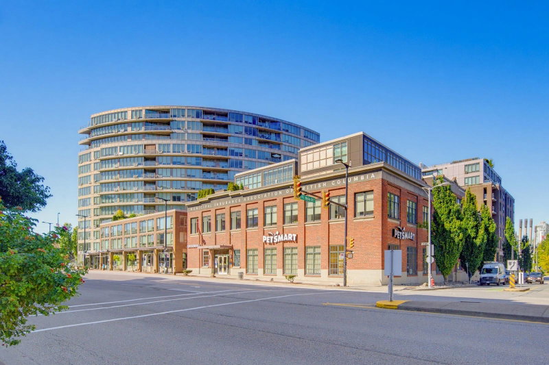 211 - 445 2nd Avenue W
