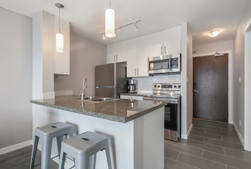 903 - 688 Abbott Street
