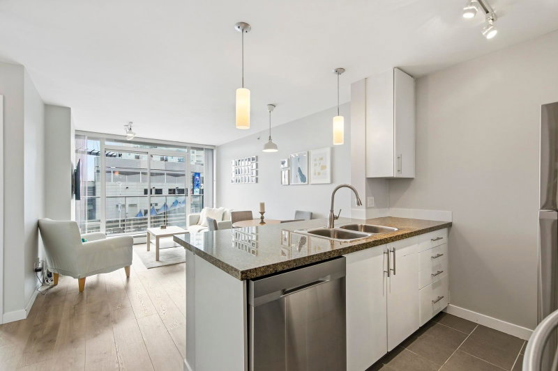 903 - 688 Abbott Street