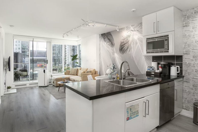 1107 - 689 Abbott Street