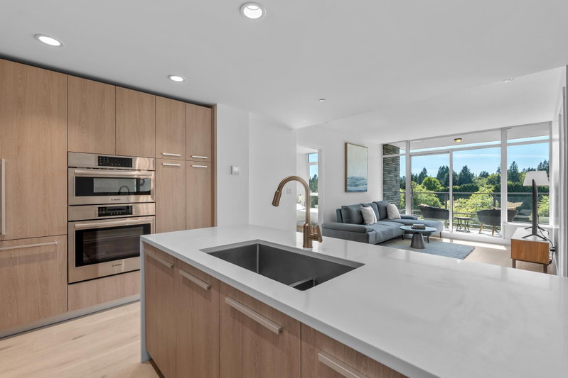 404 - 1210 27th Street E