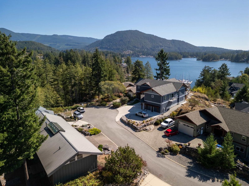 4 - 4622 Sinclair Bay Road