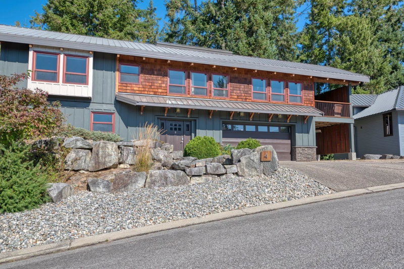 4 - 4622 Sinclair Bay Road