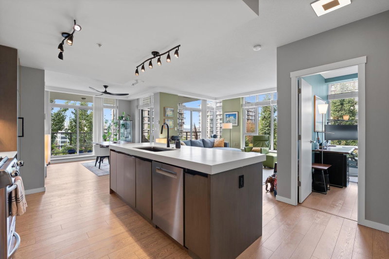 308 - 135 2nd Street W