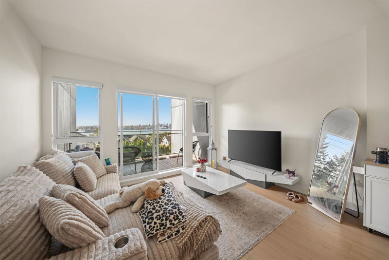 309 - 422 3rd Street E
