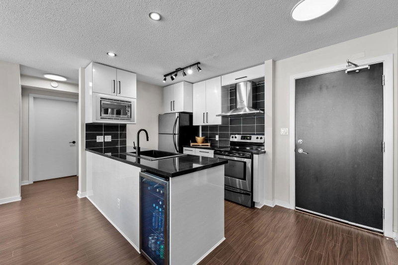 306 - 633 Abbott Street