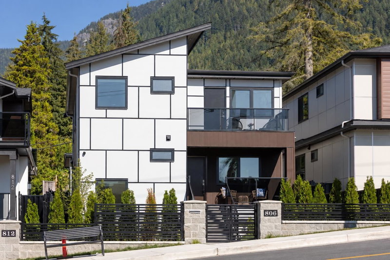 806 Montroyal Boulevard