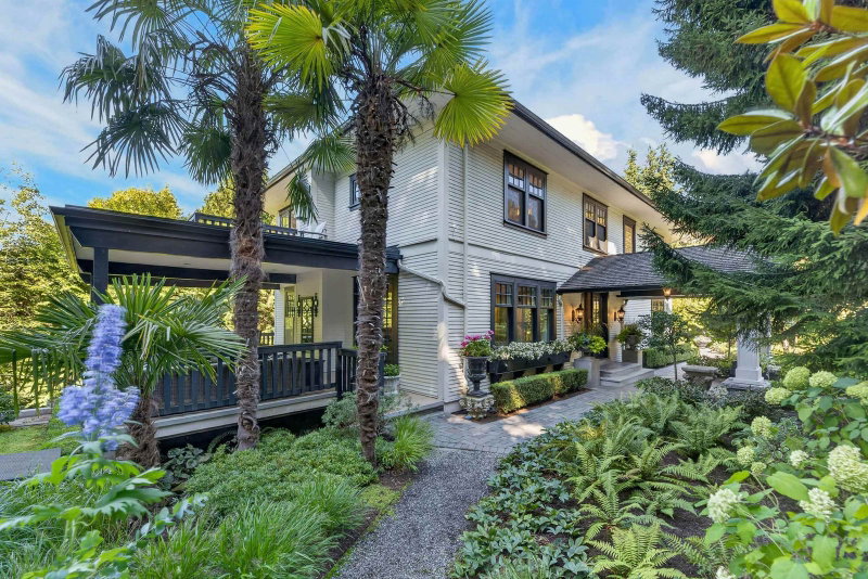 3389 Pine Crescent