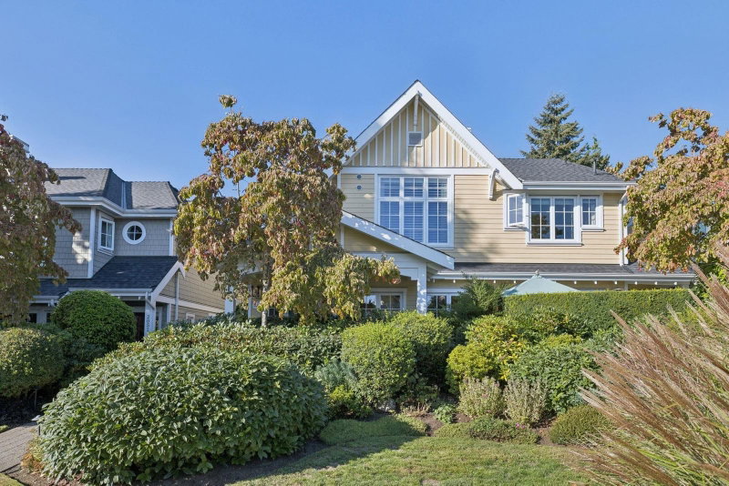 2015 Esquimalt Avenue