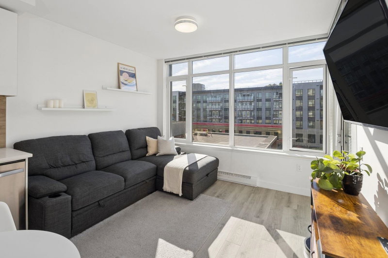 602 - 200 Nelson's Crescent