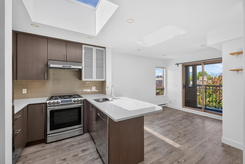 401 - 688 16th Avenue E