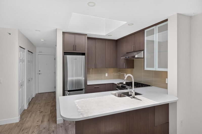 401 - 688 16th Avenue E
