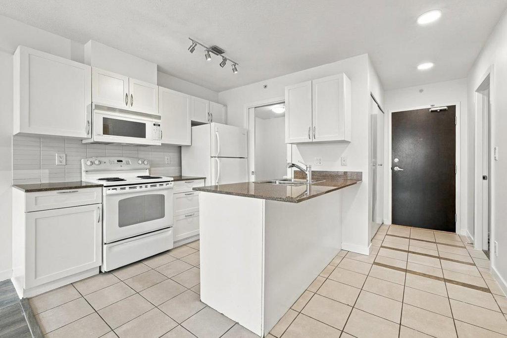 809 - 933 Hornby Street 3