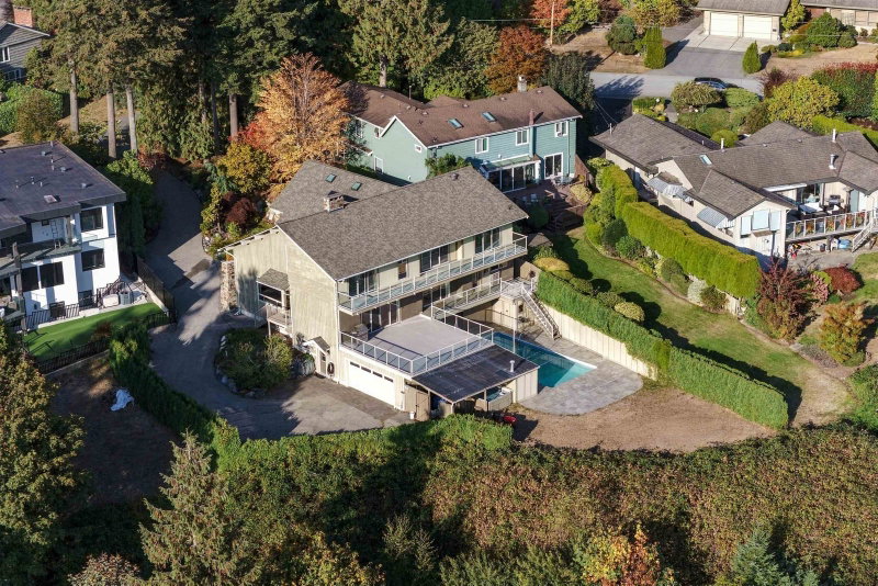 5575 Fairlight Crescent