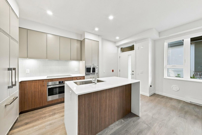 102 - 956 Lytton Street