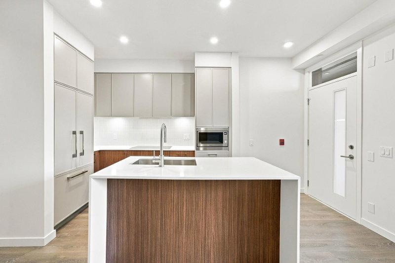 102 - 956 Lytton Street