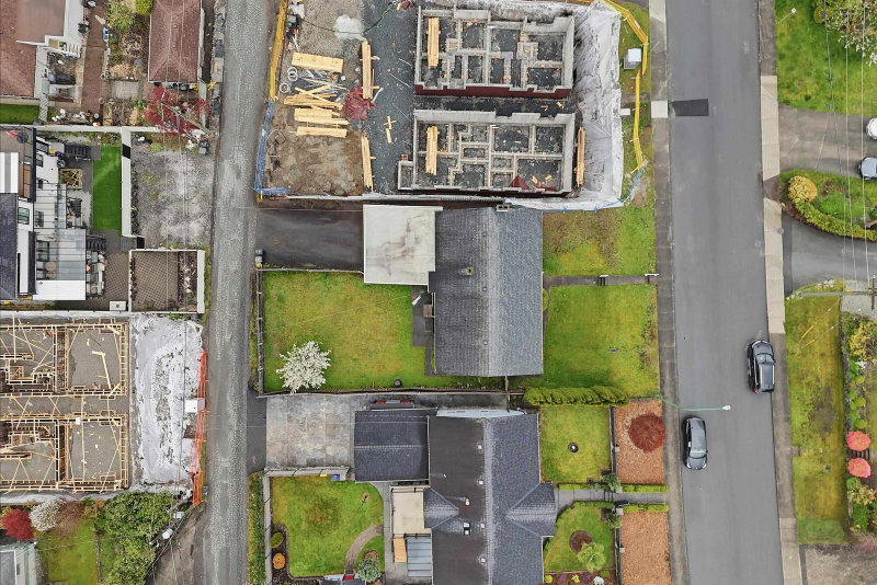4465 Price Crescent