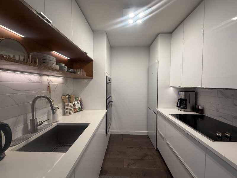 102 - 985 10th Avenue W