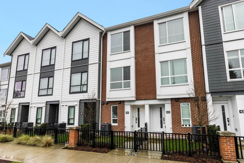 44 - 2886 Montrose Avenue