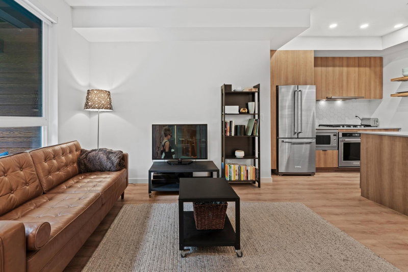 29 - 533 3rd Street E