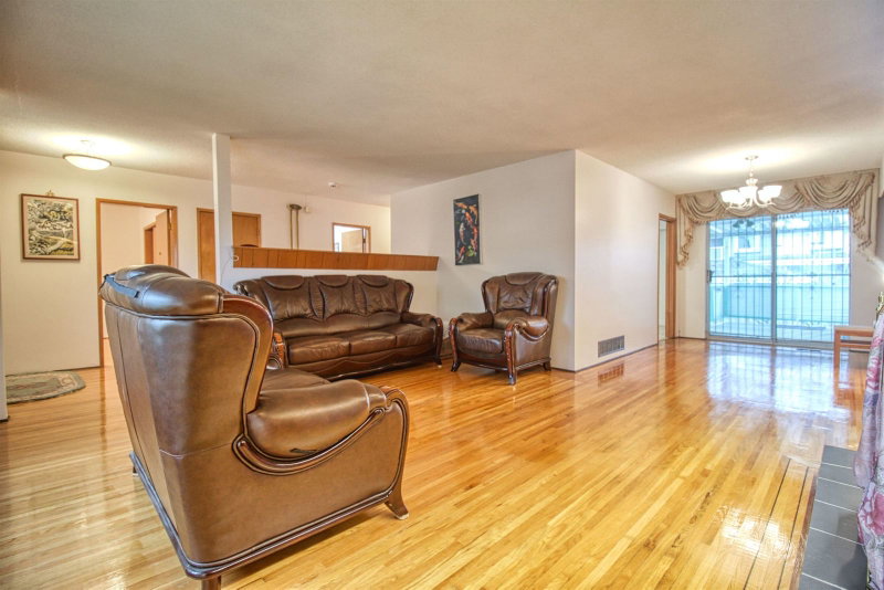 Top - 904 52nd Avenue E