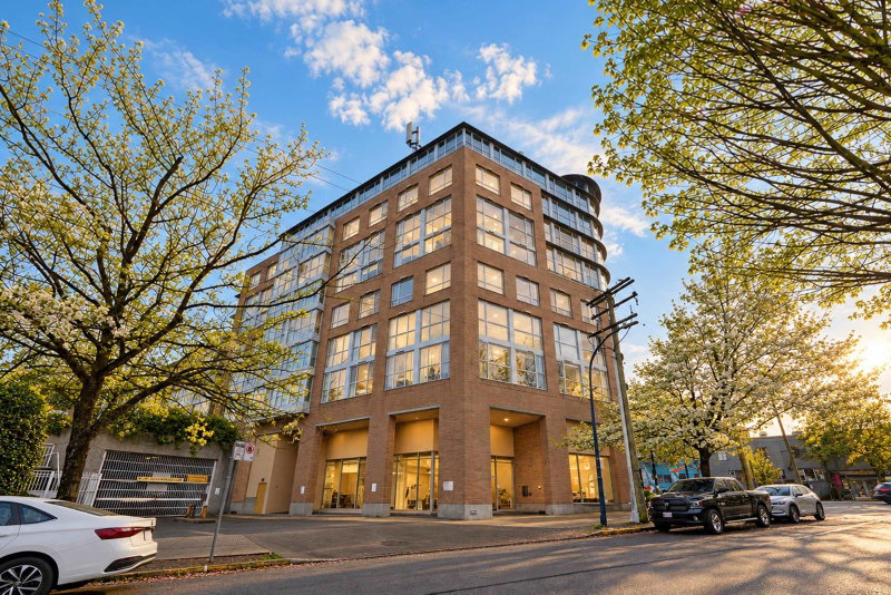 402 - 288 8th Avenue E