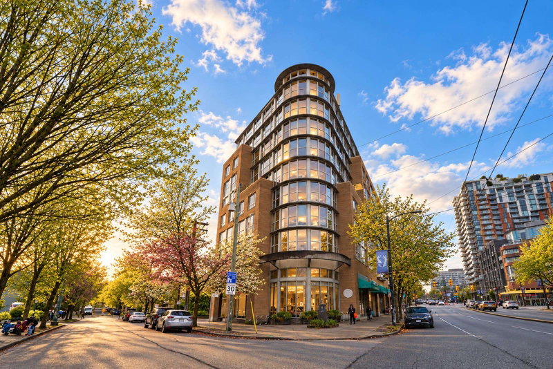 402 - 288 8th Avenue E