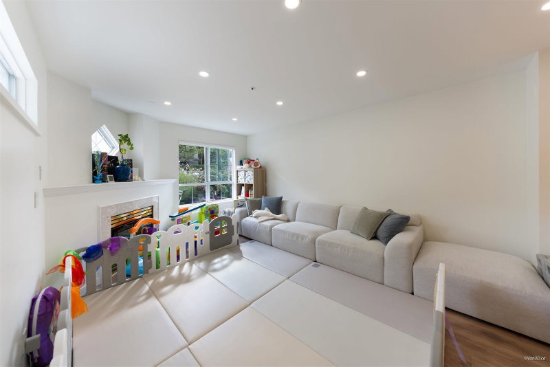 113 - 2960 Princess Crescent